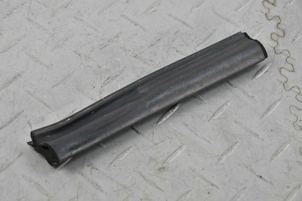 JAGUAR XJS CONVERTIBLE RH RIGHT MIDDLE WINDOW HOOD SEAL RUBBER ROOF